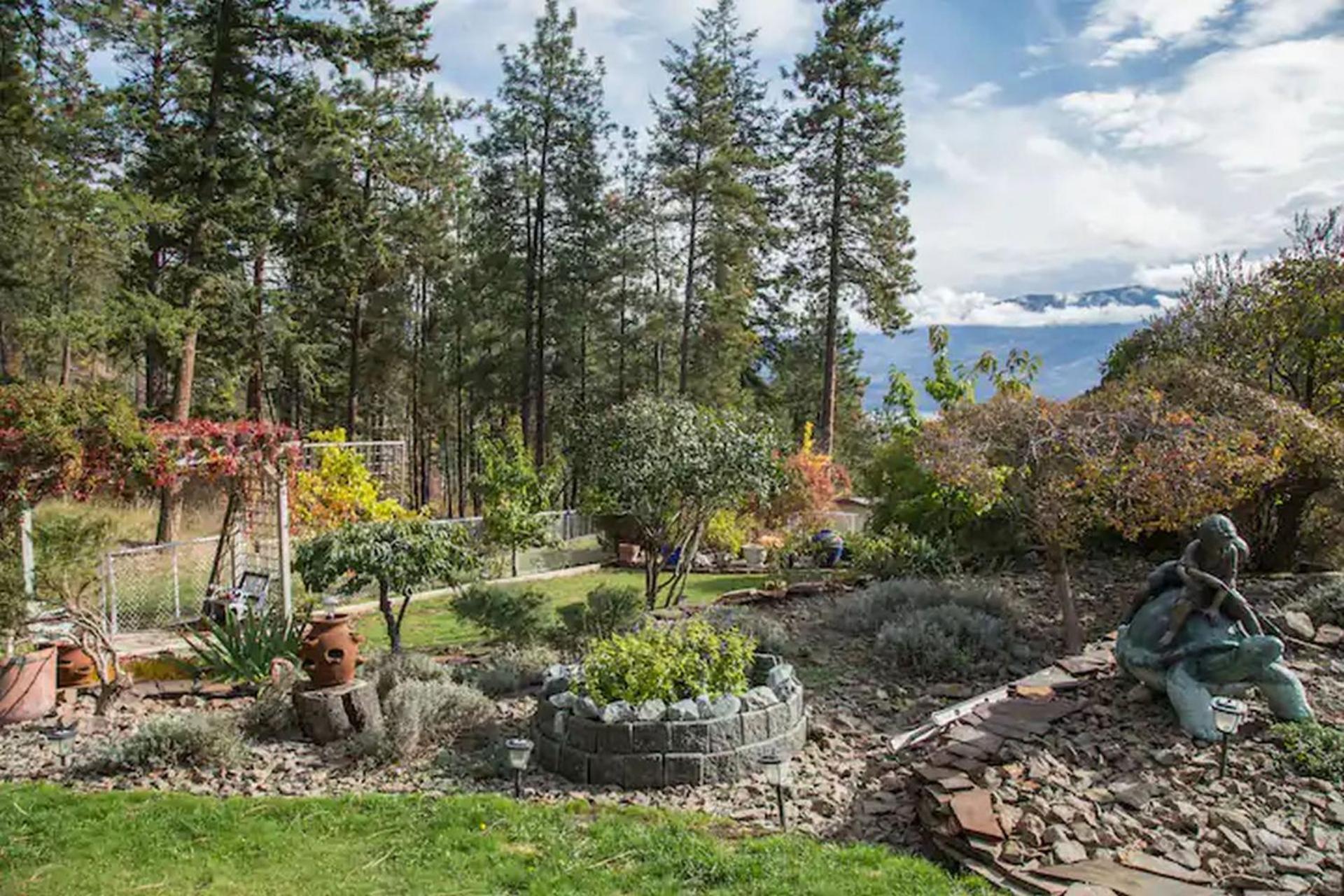 At The Top Of The Hill Peachland Exterior foto